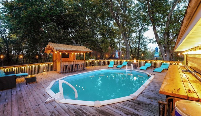 Detached Sauna, Movie Room! Relaxation in Muskegon
