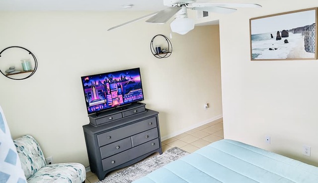 Gorgeous 3 bed 2 bath condo with pool near beach