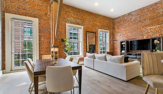 🛎DOWNTOWN Condo You've Been LOOKING For! Glam+Historic Charmer+Private Balcony= Everything!