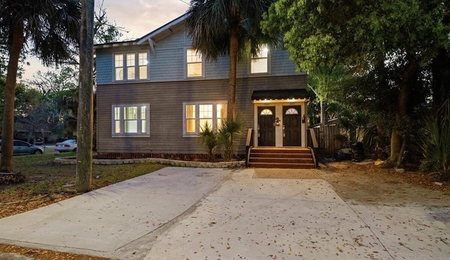 Downtown San Marco Living-Duplex, firepit, spa and BBQ