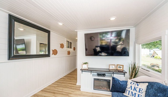 Lakefront | Sauna, Kayaks, Fire Pit, & Huge Deck