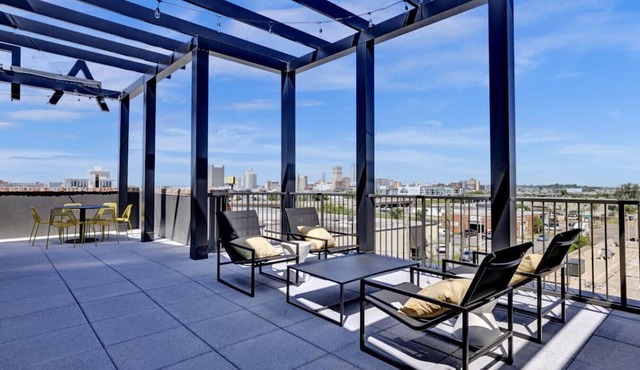 Cozy Flat w/Pool, Gym, & Stunning City Views