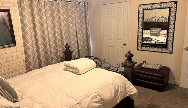 Cozy Place Downtown by the River Center minutes to LSU. Free Parking/Wifi