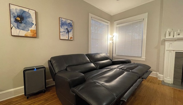 Cozy Sunny Broadmoor Condo under Live Oaks Inside a Secure Courtyard