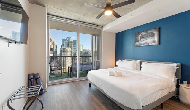 19th Floor Midtown Sky Suite | Free Parking | Gym