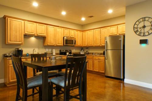 Ground Floor, 3BR Sleeps 8, Near Ingalls and Chevron -F-