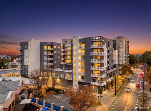 FIFA 2026 Stay - King Studio Getaway! Prime Location, Balcony, Gym - 2 min from Mercedes Benz Stadium - 7